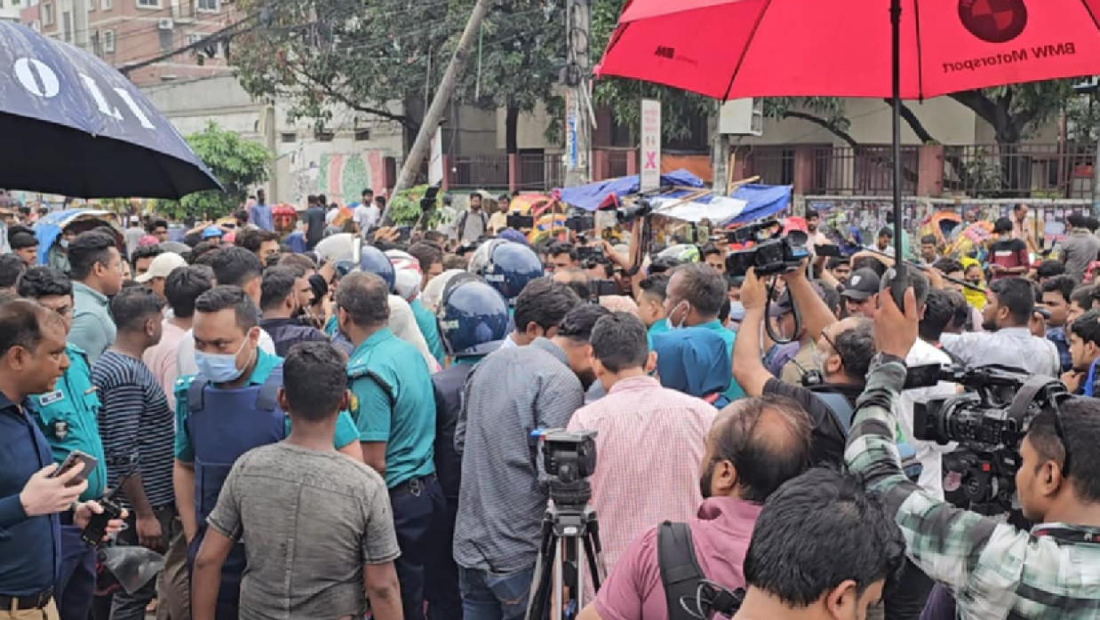 নতুনবাজার মোড়ে অবরোধ ইউআইইউ শিক্ষার্থীদের