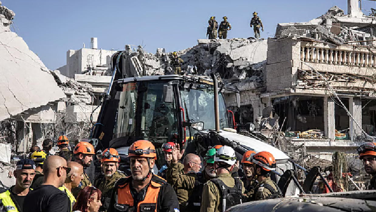ইসরায়েলি হামলায় ইরানে ক্ষতিগ্রস্ত ভবনে উদ্ধার কাজ চলছে
