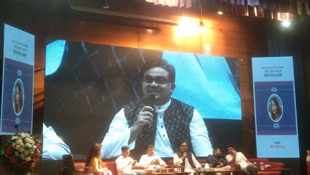 অনুষ্ঠানে বক্তব্য দিচ্ছেন জাবি ভিসি অধ্যাপক মোহাম্মদ কামরুল আহসান