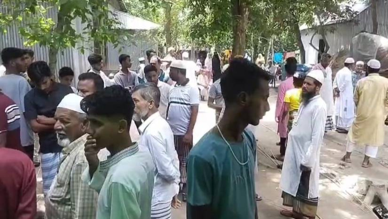 নিহত ব্যক্তির বাড়িতে এলাকাবাসীর ভিড়