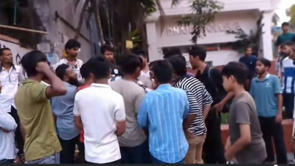 ঢাকা কলেজের সামনের ফুটপাত উচ্ছেদ অভিযানের পর