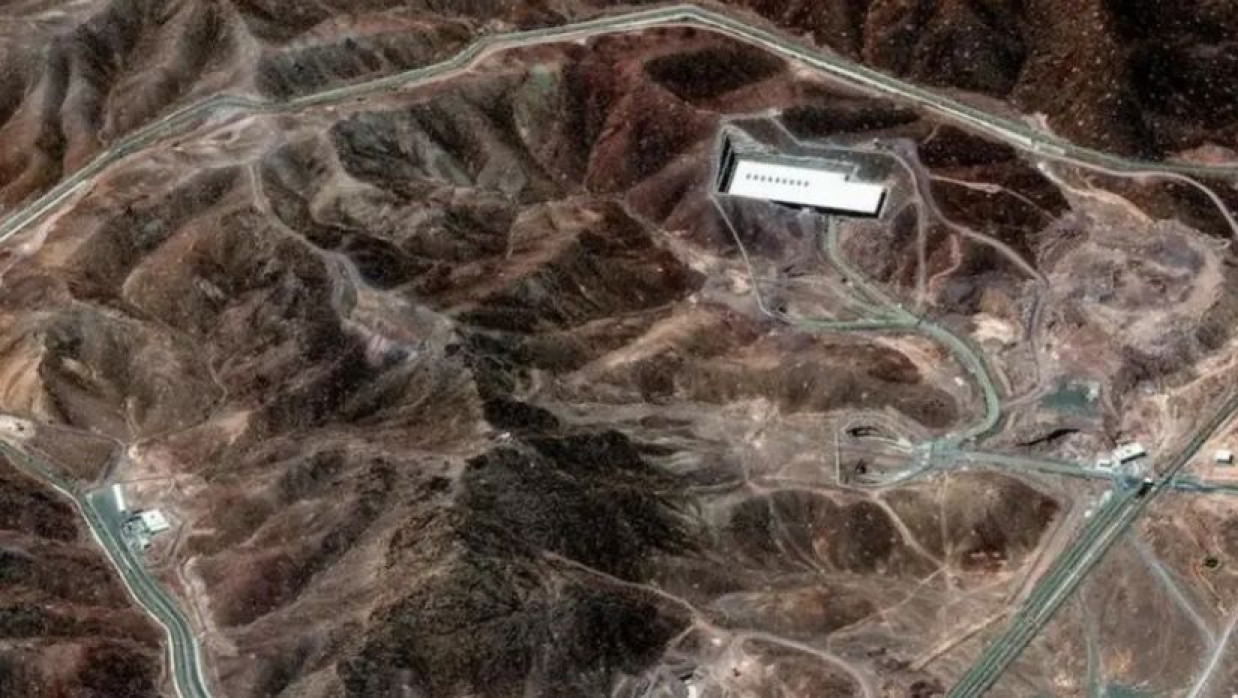 যুক্তরাষ্ট্রের হামলা চালানাে তিনটি ইরানি পারমাণবিক স্থাপনার একটি ফোর্দোর স্যাটেলাইট চিত্র