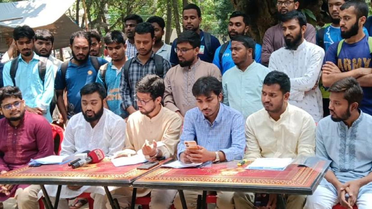 বিশ্ববিদ্যালয়ের পরিবহন চত্বরে সংবাদ সম্মেলন করে রাবি শিবির