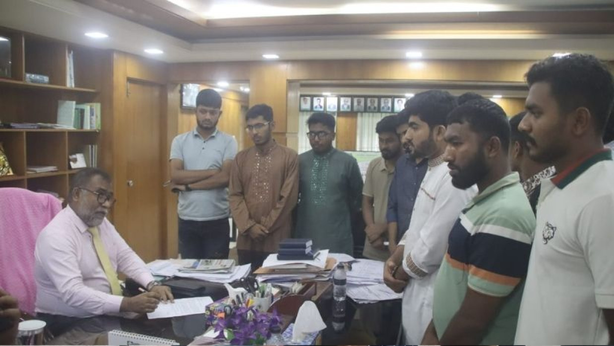 উপাচার্যের কাছে স্মারকলিপি দিয়েছেন ইবি শিক্ষার্থীরা