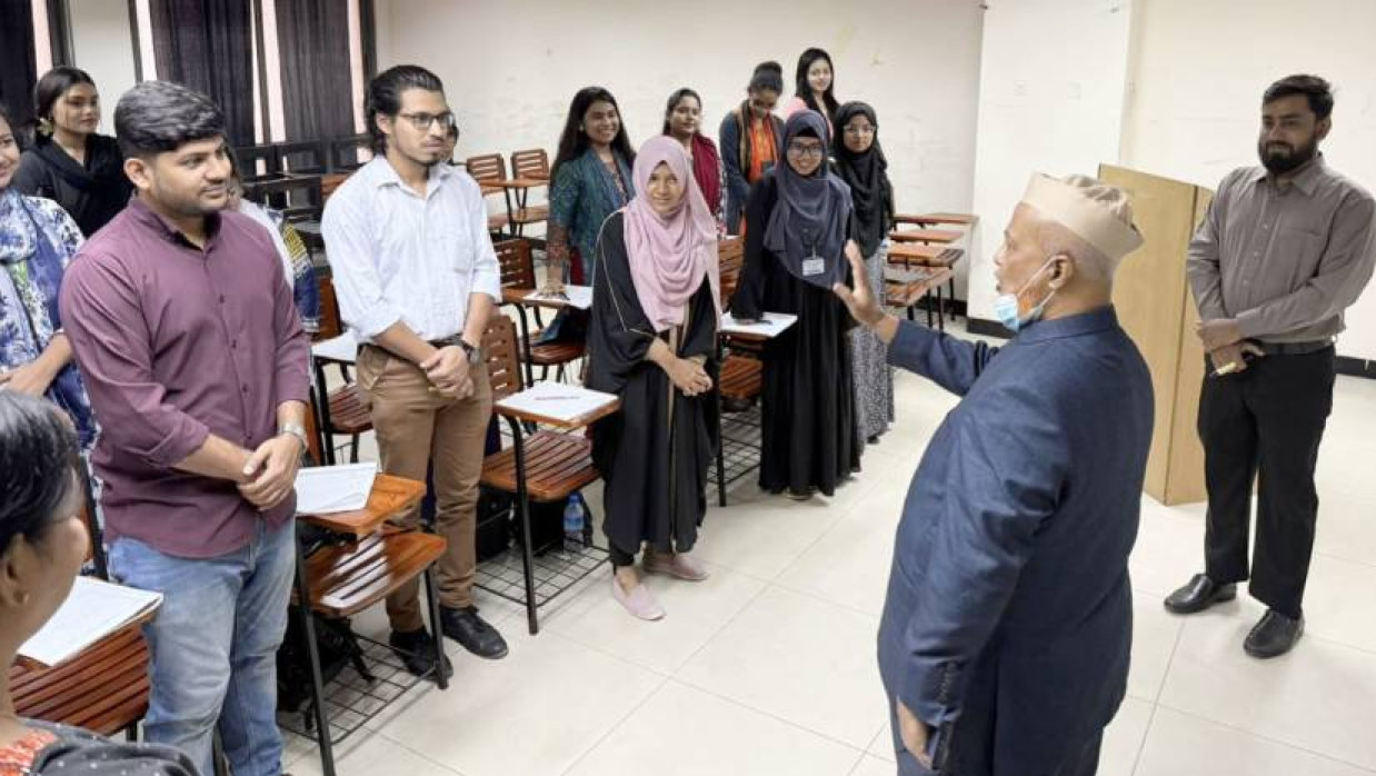শিক্ষার্থীদের সঙ্গে কথা বলছেন উপাচার্য অধ্যাপক ড. এস এম রেজাউল করিম
