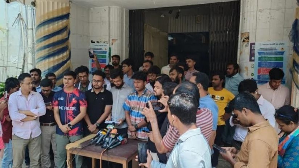 সংবাদ সম্মেলনে কথা বলছেন ঢামেক শিক্ষার্থীরা