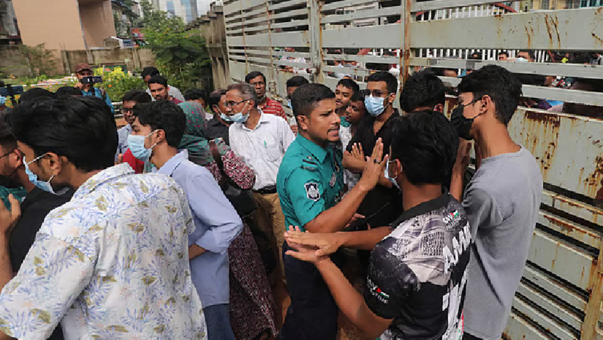 চট্টগ্রাম শিক্ষা বোর্ডের মূল ফটকের সামনে অবস্থান নিয়ে বিক্ষোভ করছে শিক্ষার্থীরা