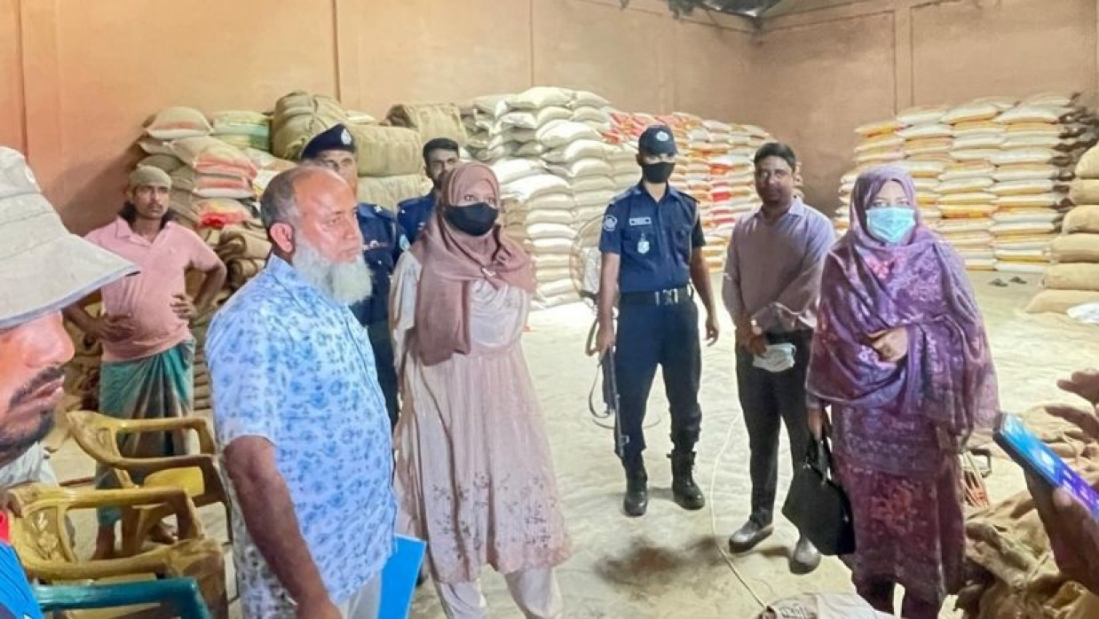 অভিযান চলাকালে উপজেলা উপজেলা খাদ্য প্রশাসন কর্মকর্তারা