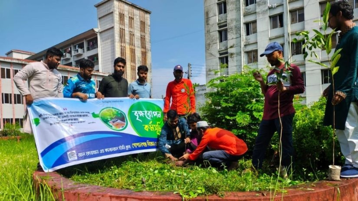 বৃক্ষরোপনকালে আল কোরআন অ্যান্ড কালচারাল স্ট্যাডি ক্লাবের সদস্যরা
