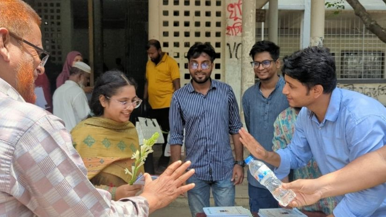 শিক্ষার্থীদের সঙ্গে শুভেচ্ছা বিনিময় করছেন ছাত্রদল নেতা