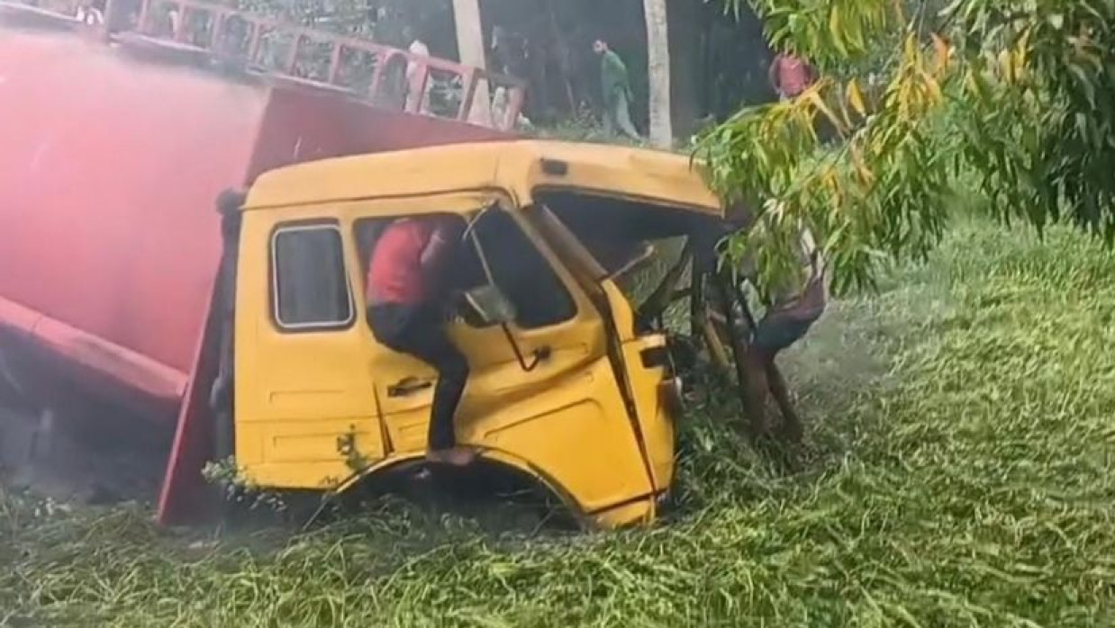 রোড রোলারের সঙ্গে তেলবাহী গাড়ির ধাক্কা, নিহত ১