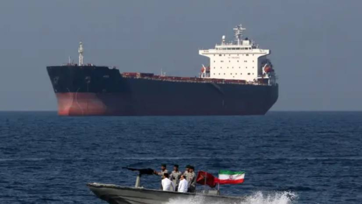 হরমুজ প্রণালি বন্ধ করে দেওয়া হলে তার প্রভাব বিশ্বজুড়ে পড়তে পারে বলেই আশঙ্কা করা হচ্ছে