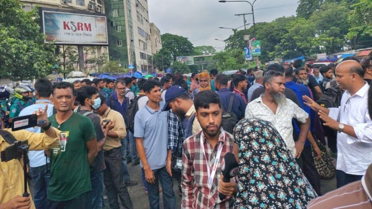 সড়ক অবরোধ করে আন্দোলন করছেন সাবেক বিডিআর সদস্যরা