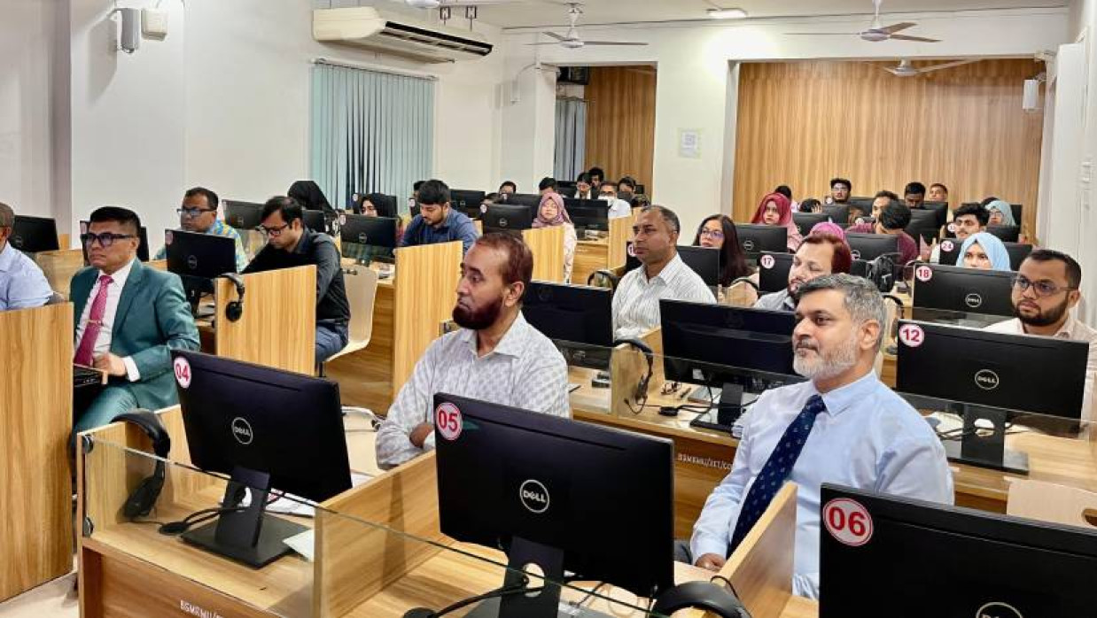 বিশ্ববিদ্যালয়ের কম্পিউটার ল্যাব কক্ষে প্রশিক্ষণ কোর্সটির আয়োজন করা হয়