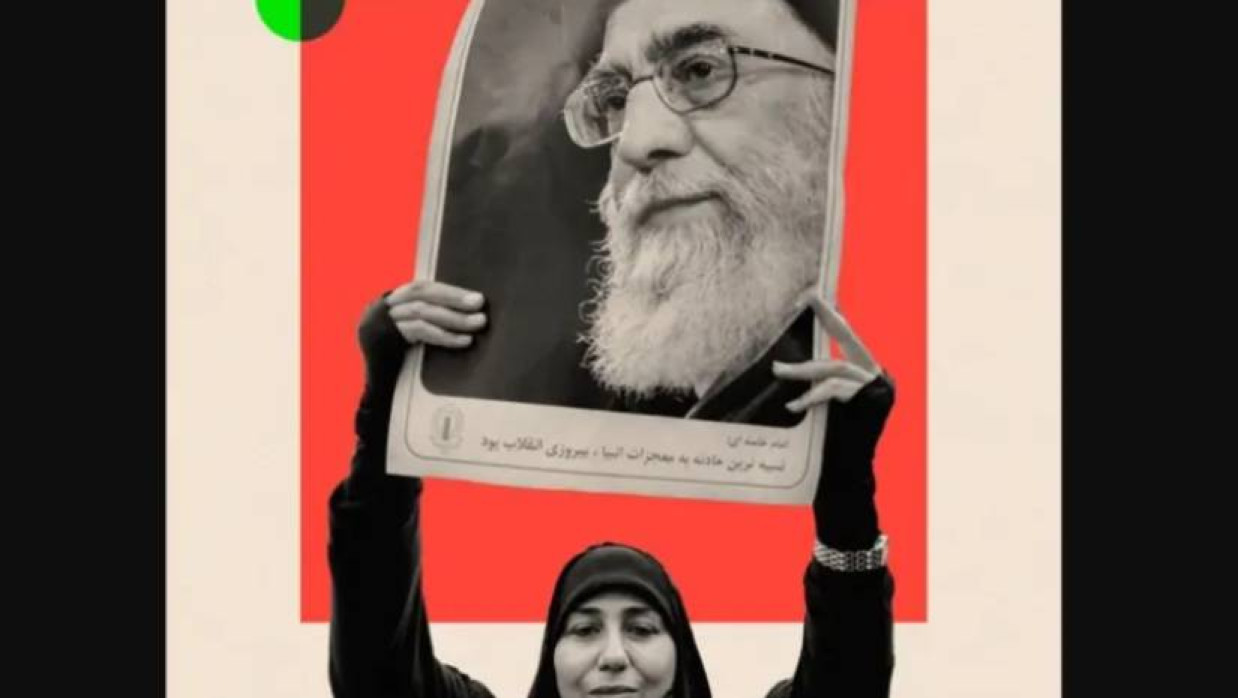 আয়াতুল্লাহ আলী খামেনির ছবি হাতে তার একজন সমর্থক