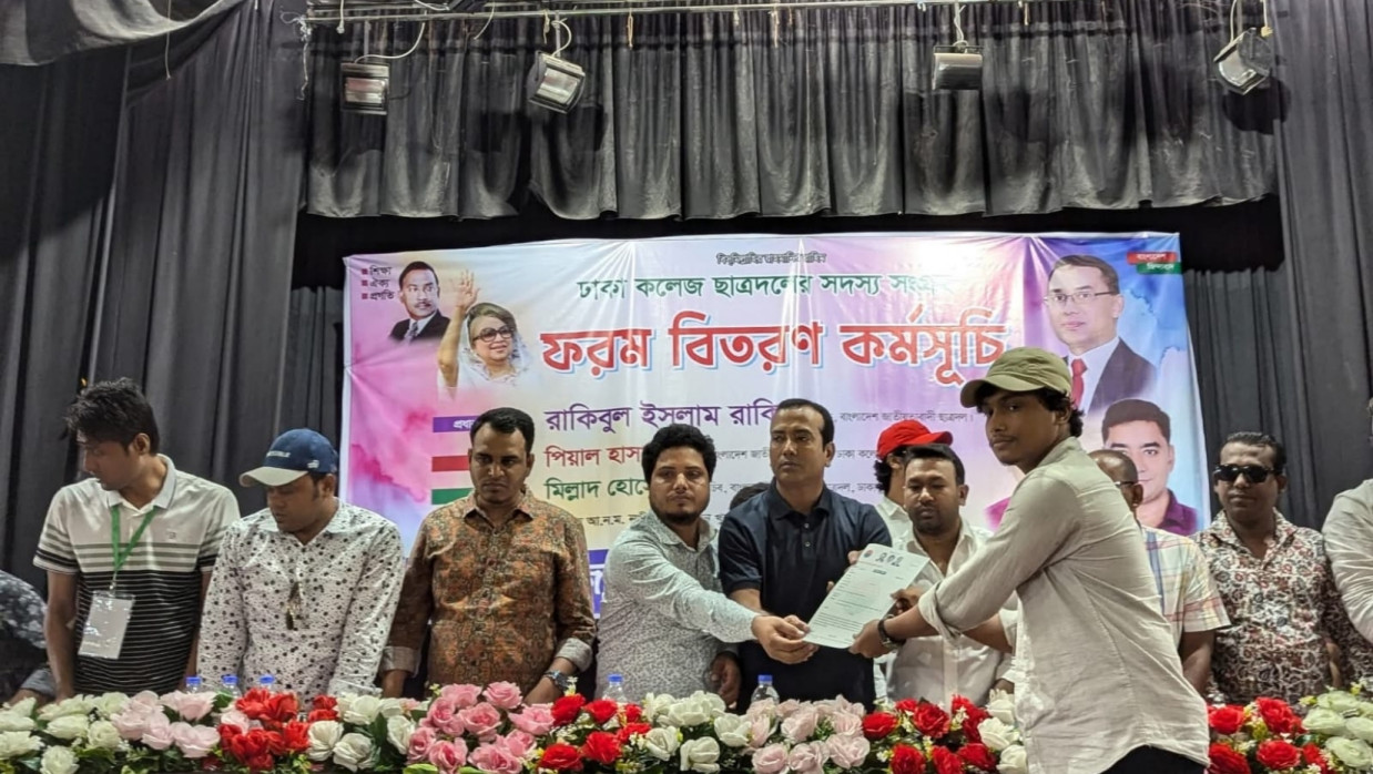 জাতীয়তাবাদী ছাত্রদলের কেন্দ্রীয় সভাপতি রাকিবুল ইসলাম রাকিবকে শুভেচ্ছা জানাচ্ছে ঢাকা কলেজ ছাত্রদল
