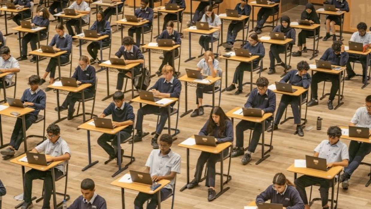 পরীক্ষা দিচ্ছেন মাধ্যমিক সার্টিফিকেট পরীক্ষার্থীরা