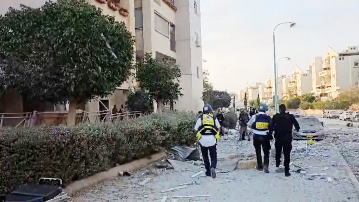 ক্ষেপণাস্ত্র আঘাত হানার পর তিনজন নিহত হয়েছেন