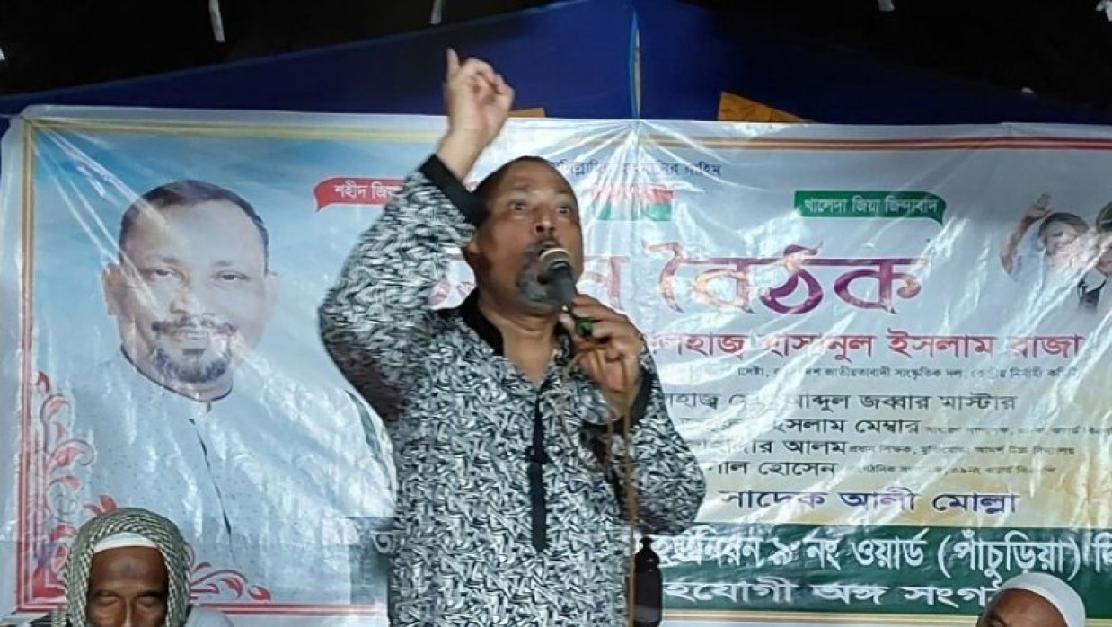 উঠান বৈঠকে বক্তব্য রাখছেন হাসানুল ইসলাম রাজা