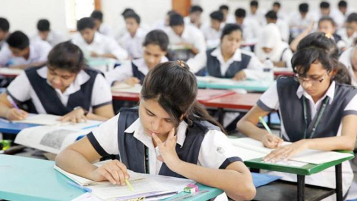 পরীক্ষা দিচ্ছেন শিক্ষার্থীরা