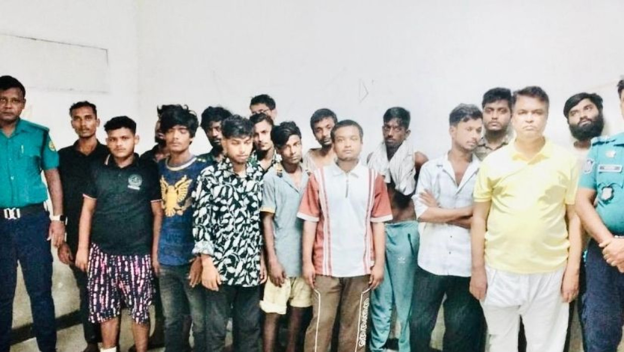 পাঠালি গ্রুপের দুই শীর্ষ সন্ত্রাসী ইয়াসিন ও শরীফসহ বিভিন্ন অপরাধে জড়িত ১৬ জনকে গ্রেফতার করে পুলিশ