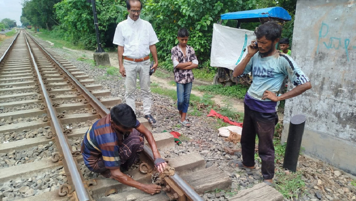 পাটের বস্তা দিয়ে মেরামত করা হচ্ছে রেললাইন