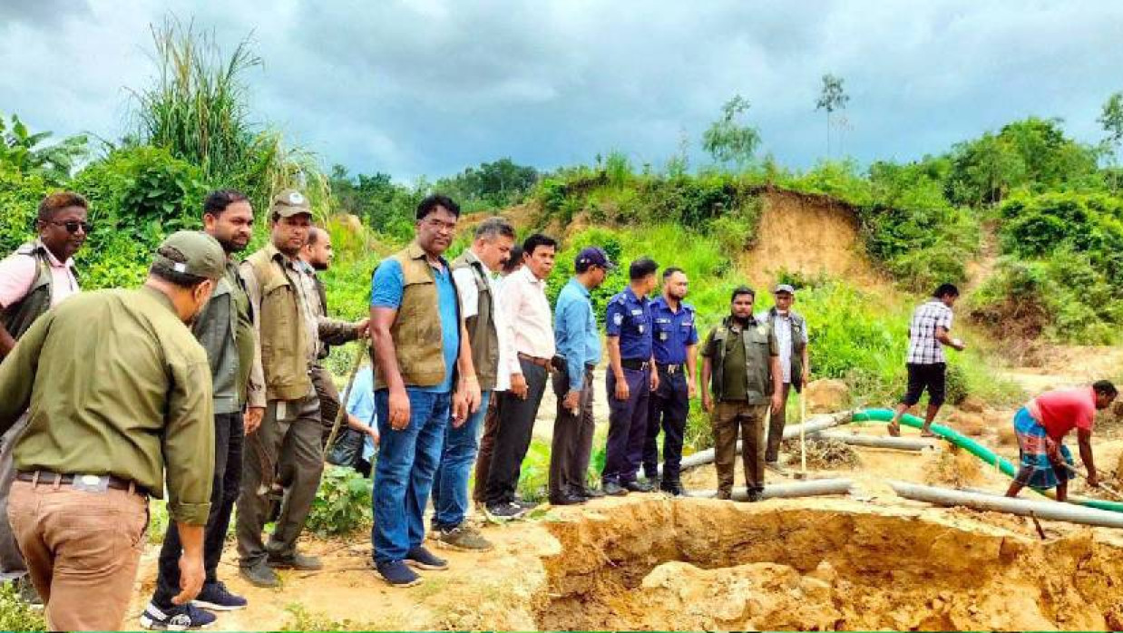 পাহাড়ে ড্রেজার মেশিন বসিয়ে বালি উত্তোলনের বিরুদ্ধে অভিযান