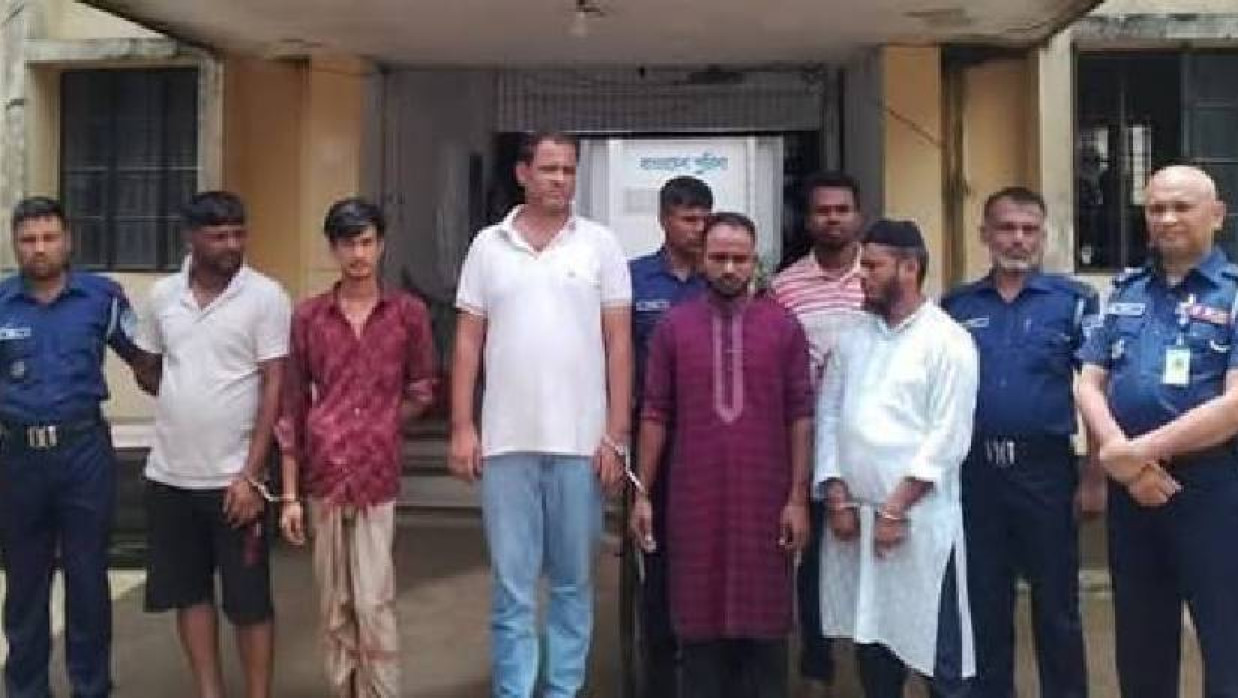 কম্বলসহ ৫ চোরাকারবারিকে আটক