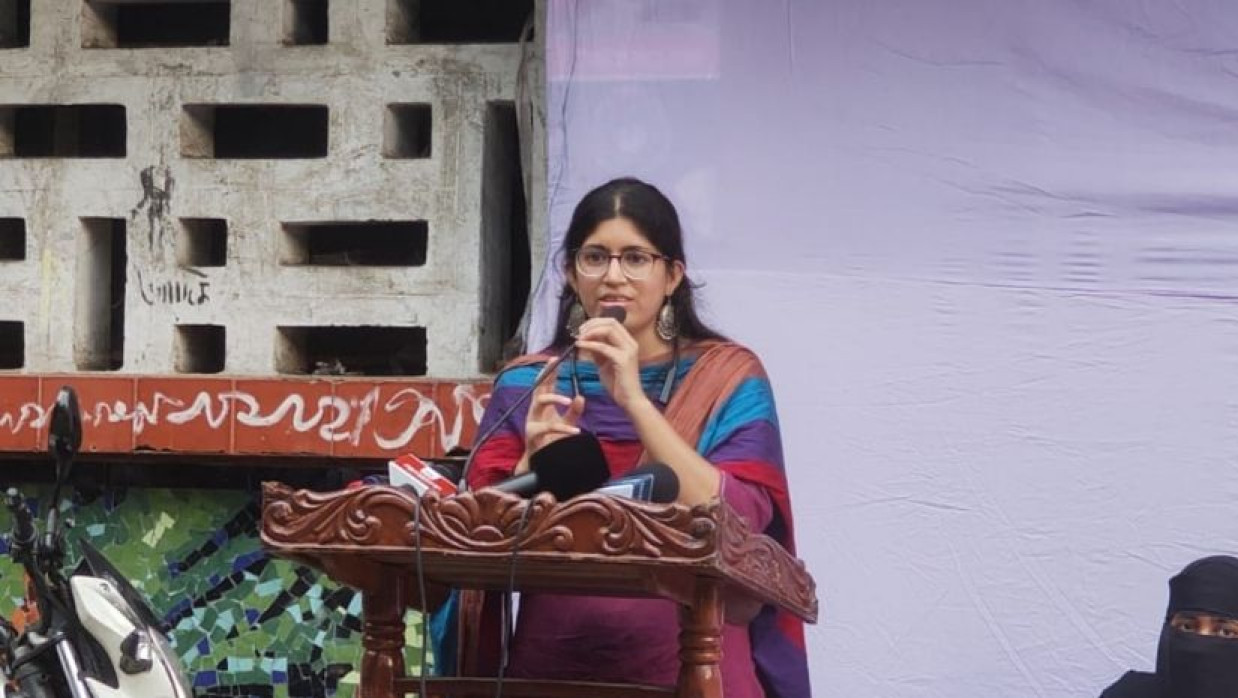 ‘ডাকসু নির্বাচন: অধিকার নাকি আনুষ্ঠানিকতা?’ শীর্ষক আলোচনা সভায় বক্তব্য রাখেন উমামা ফাতেমা