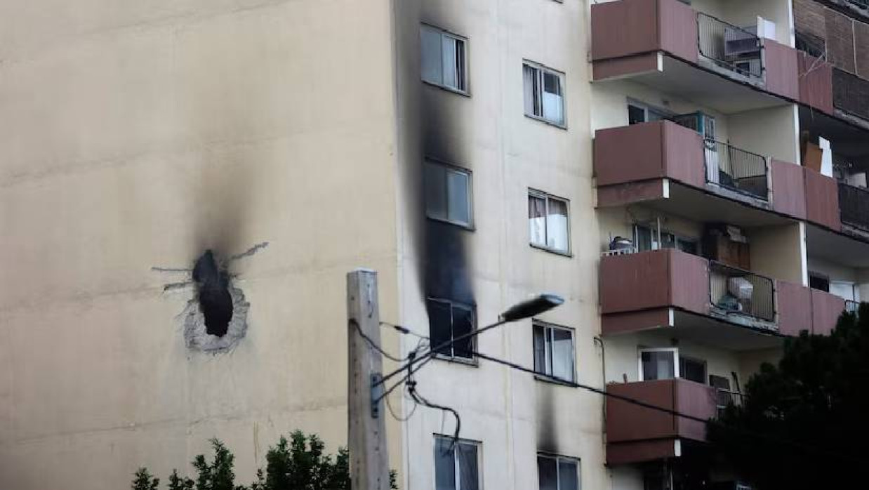 ইরানের তেহরানে ইসরায়েলি হামলার পর ক্ষতিগ্রস্ত একটি ভবন (১৩ জুন, ২০২৫)