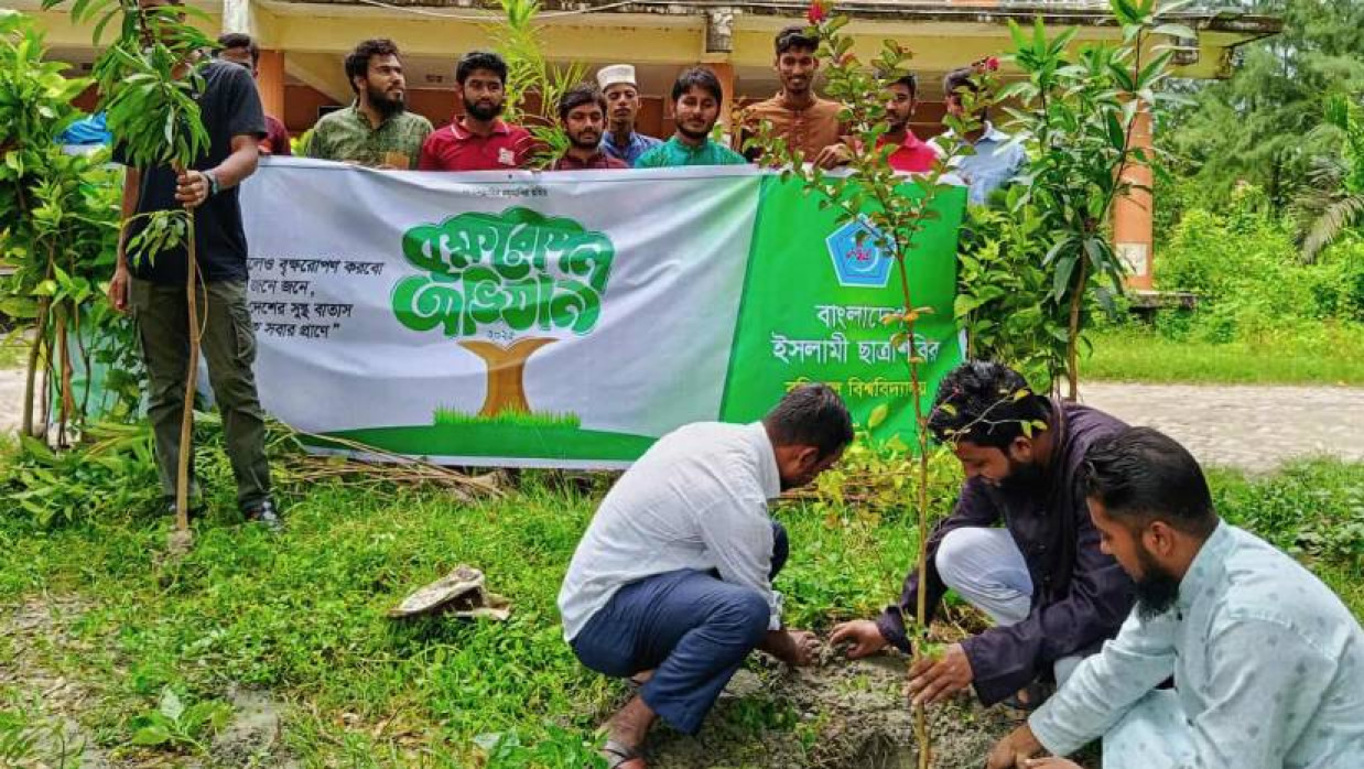 বৃক্ষ রোপণ করছেন ছাত্রশিবিরের নেতাকর্মীরা