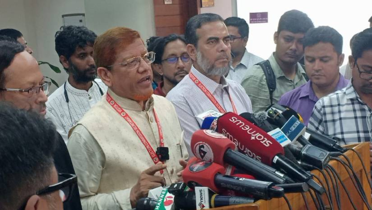 সিইসির সঙ্গে বৈঠকের পর সাংবাদিকদের সঙ্গে কথা বলছেন জামায়াতে ইসলামীর সহকারী সেক্রেটারি জেনারেল হামিদুর রহমান আজাদ