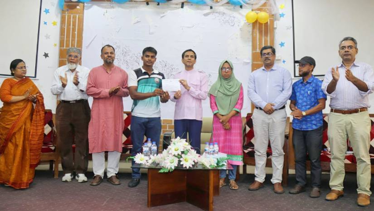 বৃত্তির চেক তুলে দিচ্ছেন উপাচার্য অধ্যাপক ড. মো. আব্দুল মজিদ
