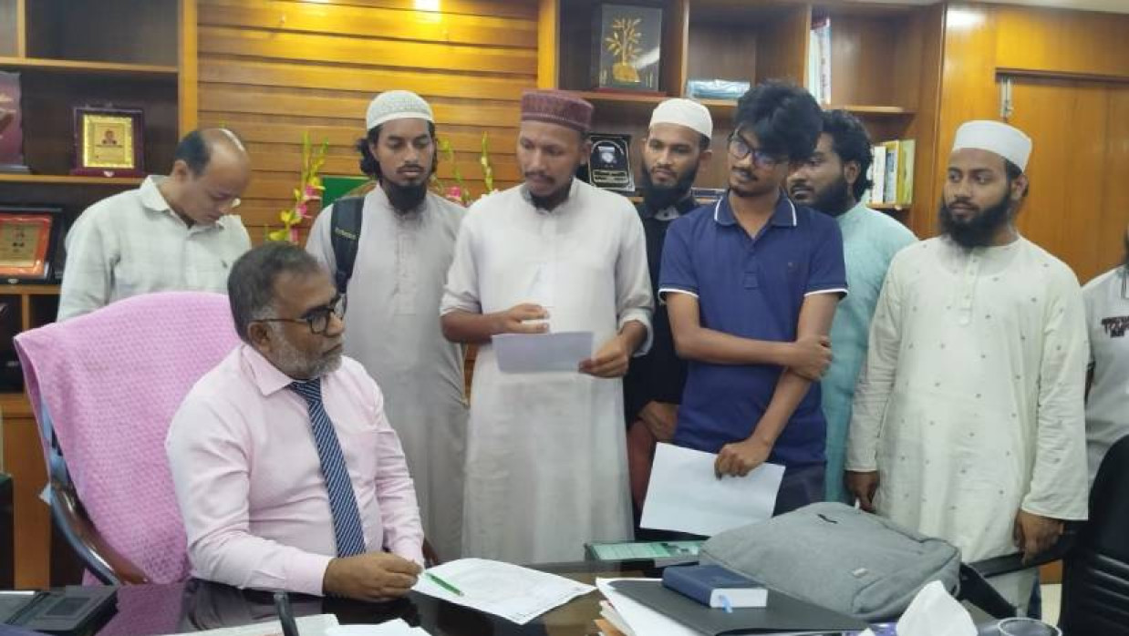 উপাচার্যের কাছে স্মারকলিপি দেয় ইবি ইসলামী ছাত্র আন্দোলন শাখা