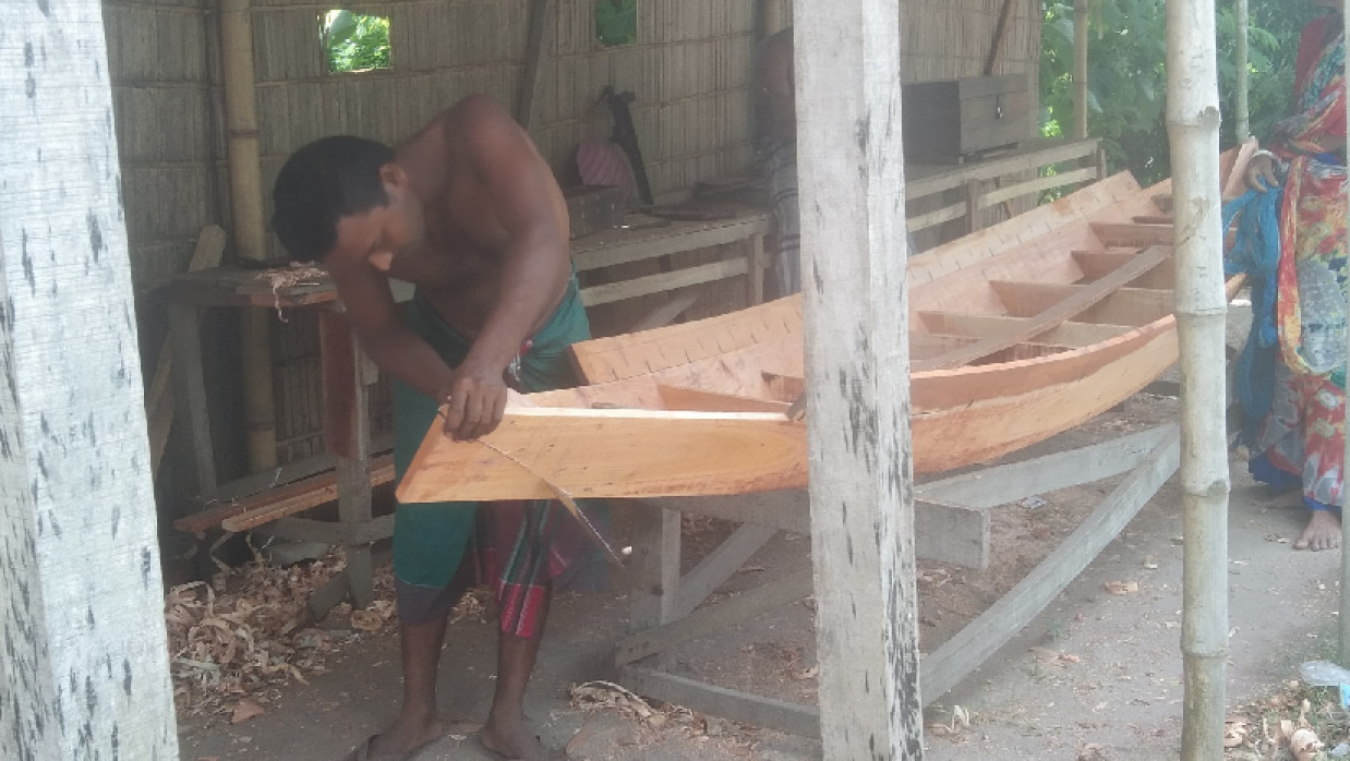 নৌকা তৈরি করছেন কারিগররা