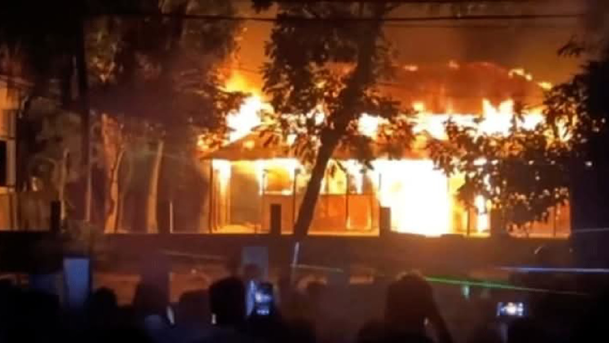 বাড়িঘরে আগুন