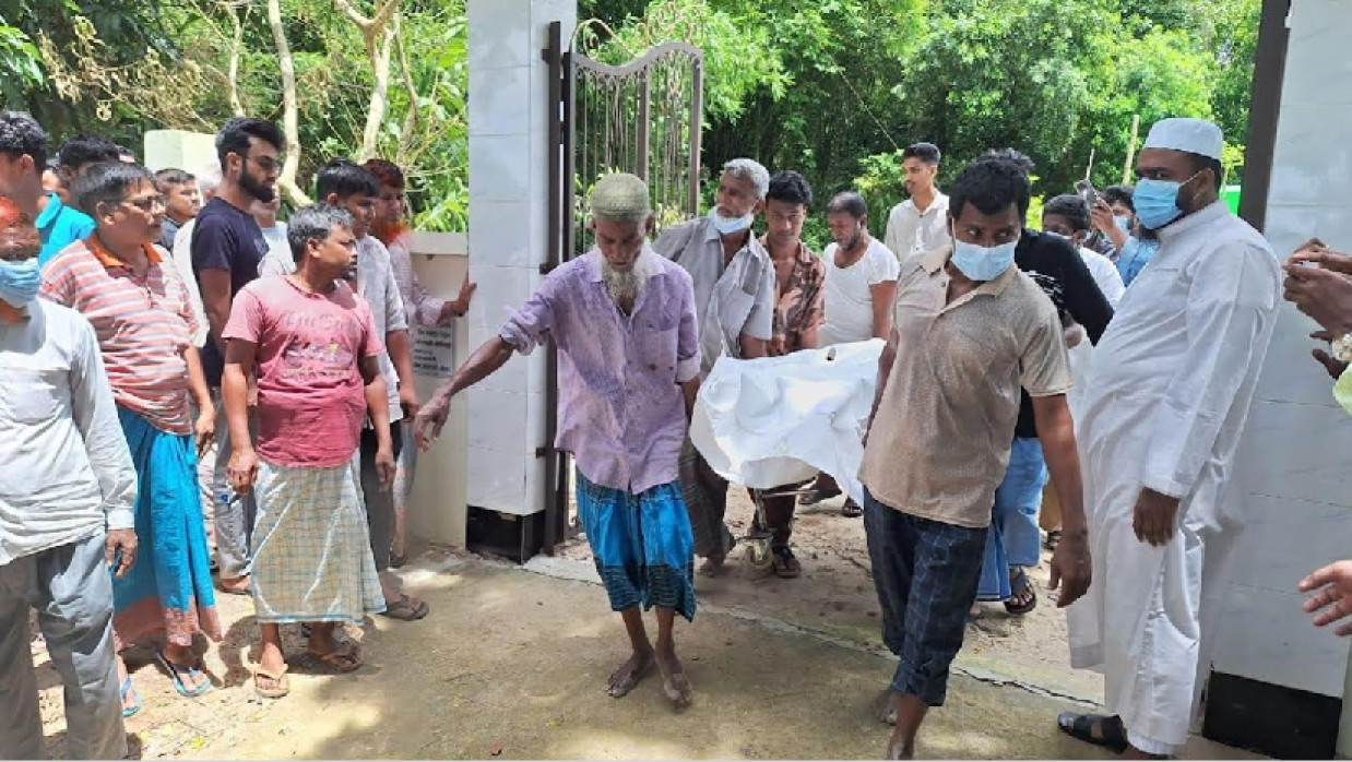 কবর থেকে জুলাই শহীদ মো. ওমর বিন নুরুল আবছারের লাশ উত্তোলন