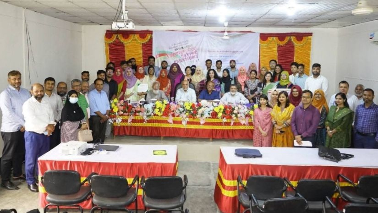 ‘ফুড সেফটি ম্যানেজমেন্ট’ স্নাতক কোর্সের শিক্ষার্থীদের মাঝে সনদ তুলে দেওয়া হয়