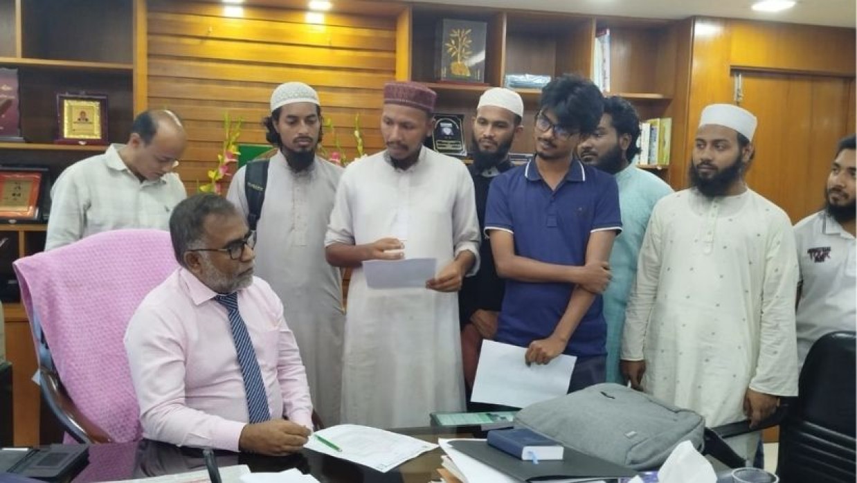 ইবি উপাচার্যের কাছে স্মারকলিপি দেয় ইসলামী ছাত্র আন্দোলন