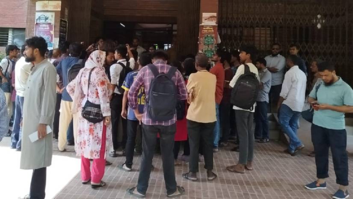 জাবিতে প্রশাসনিক ভবনে তালা