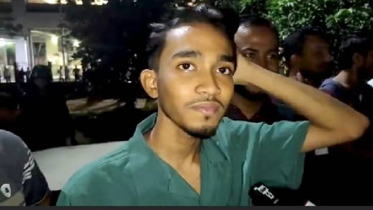 যৌথবাহিনীর অভিযানে আটক যুবক 