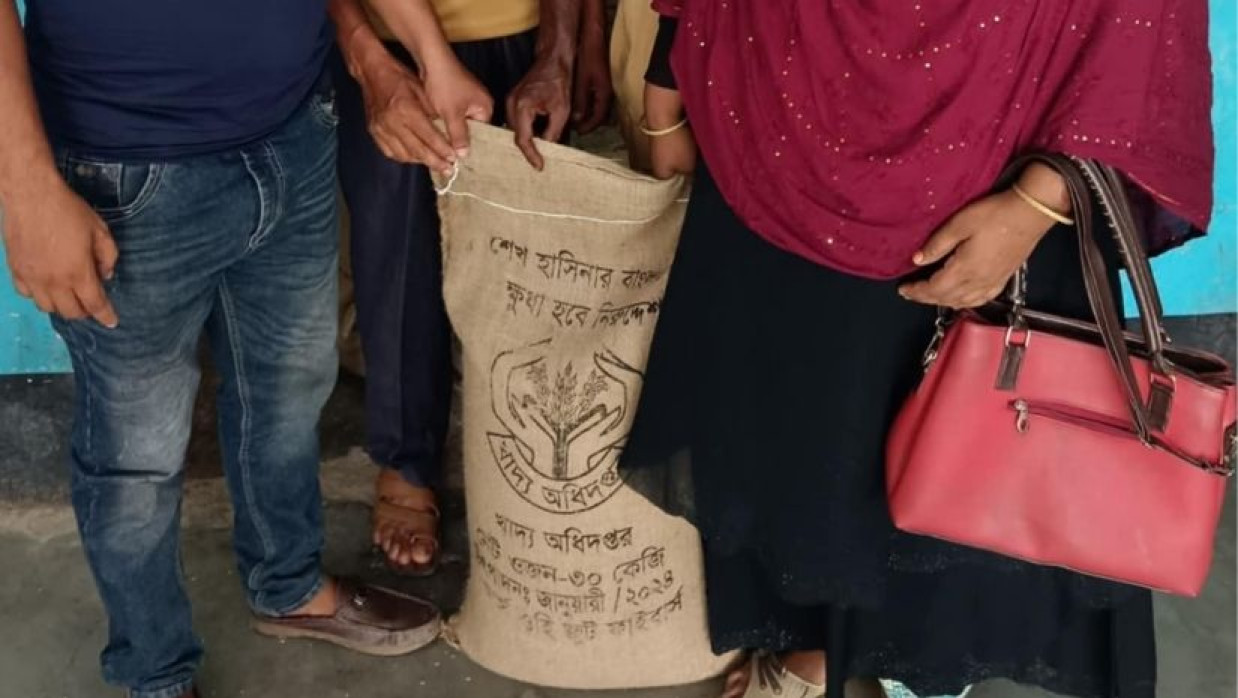 যশোরে বিতরণকৃত চালের বস্তায় শেখ হাসিনার নাম দেখা যায়