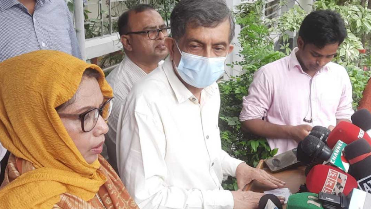 পরীক্ষা কেন্দ্র পরিদর্শনে শিক্ষা উপদেষ্টা অধ্যাপক ড. সি আর আবরার