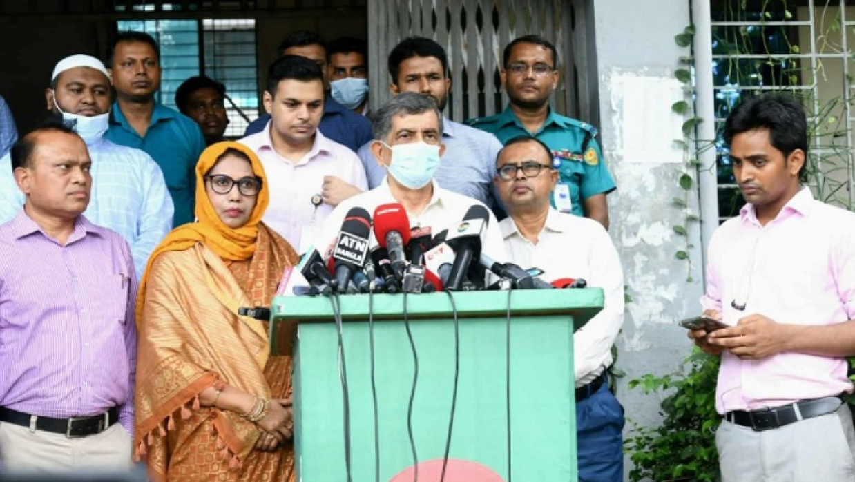 সাংবাদিকদের সঙ্গে শিক্ষা উপদেষ্টা অধ্যাপক ড. চৌধুরী রফিকুল (সি আর) আবরার