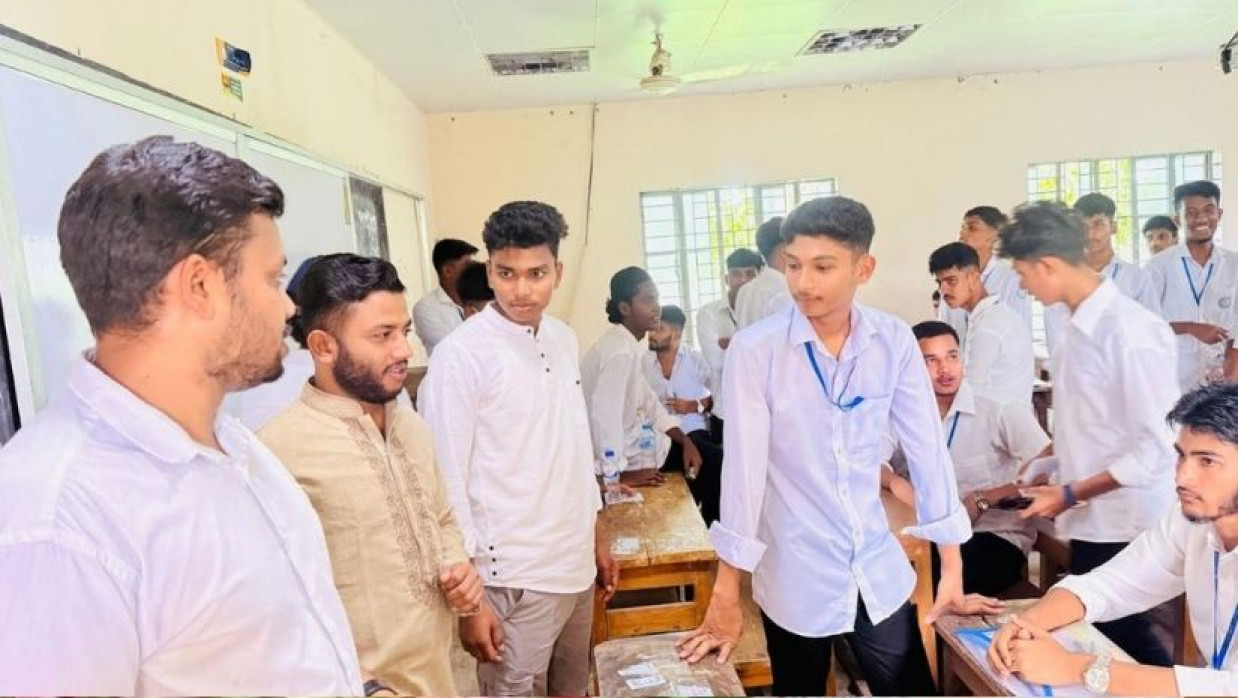 স্থানীয় ছাত্রদল নেতার ভাইরাল হওয়া ছবি