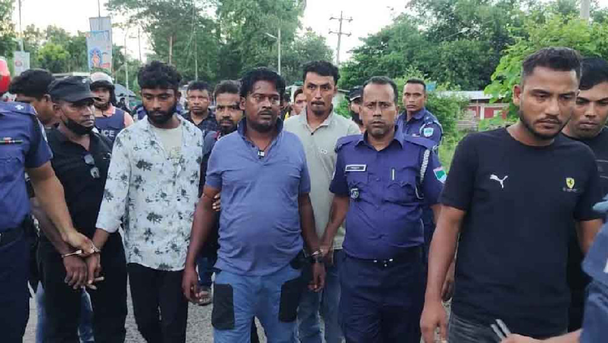 অস্ত্রসহ ১১ জন দুস্কৃতকারীকে আটক