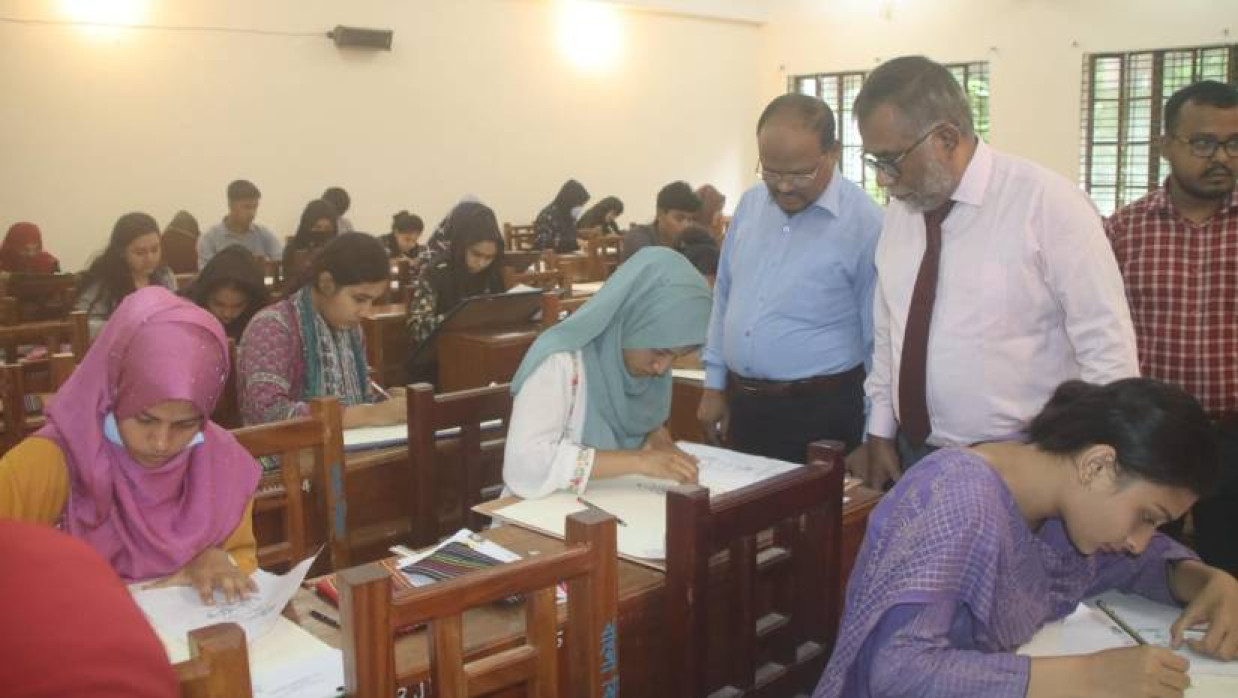 পরীক্ষা কেন্দ্র পরিদর্শন করেন উপাচার্য অধ্যাপক ড. নকিব মোহাম্মদ নসরুল্লাহ