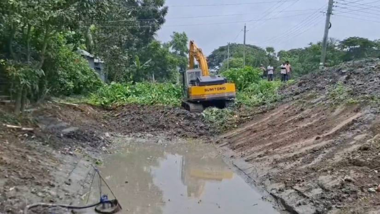 এক্সকাভেটর দিয়ে বরিশাল খাল খনন করা হচ্ছে
