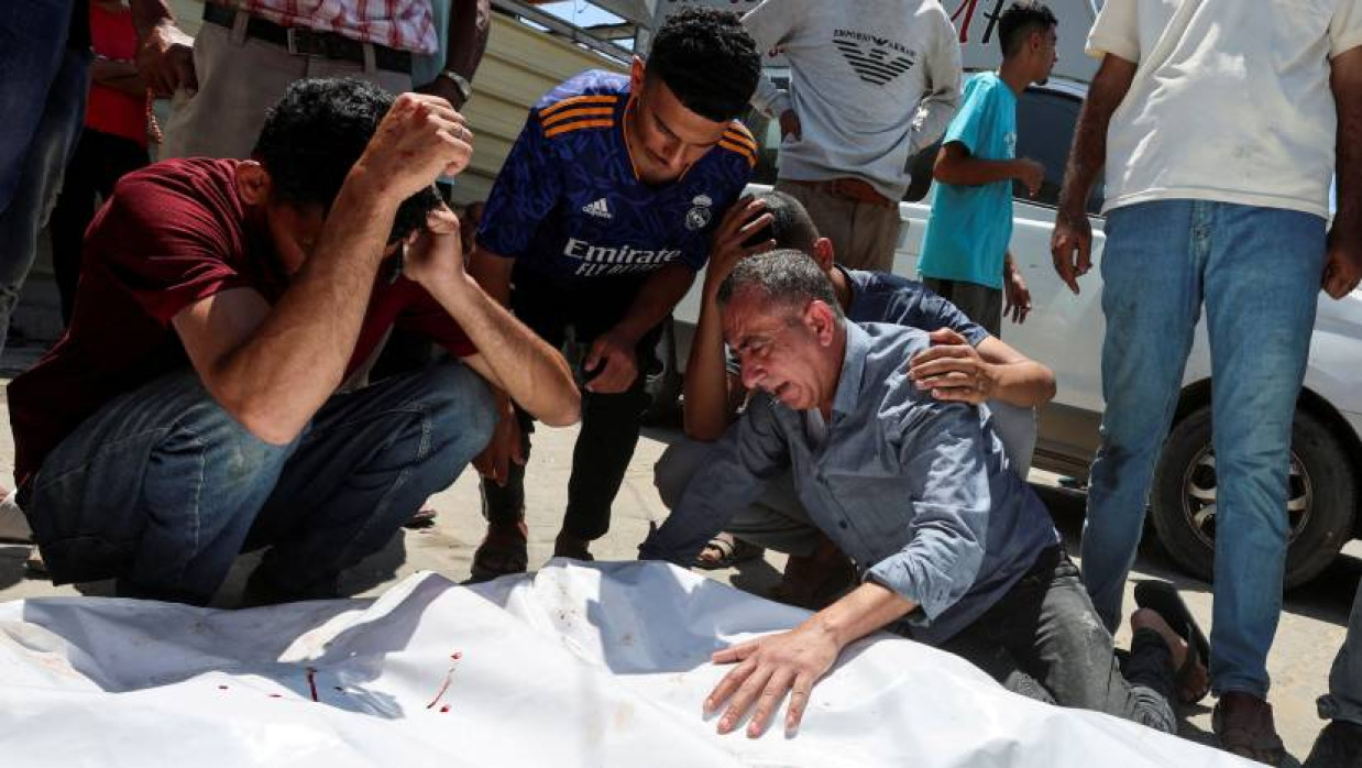 গাজায় ইসরায়েলি হামলায় ৭০ নিহত