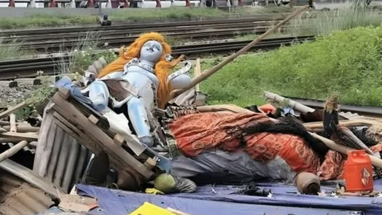 খিলখেতের অস্থায়ী পূজা মণ্ডপ ভেঙে ফেলার পর